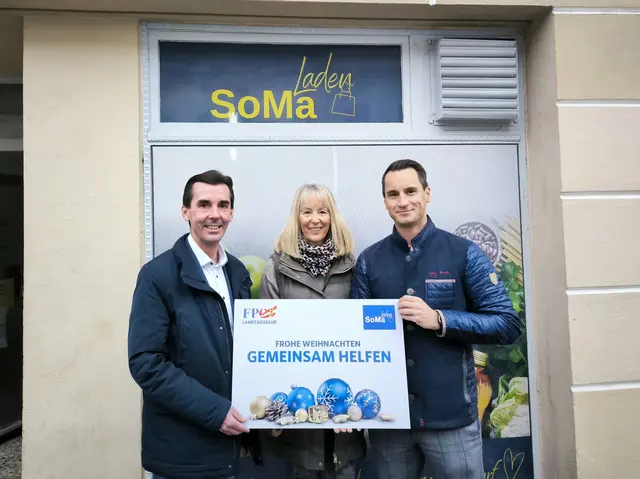 Josef Ofner mit Anneliese Wipfler vom SoMa St. Veit und Michael Reiner

  | Foto: Freiheitlicher Landtagsklub