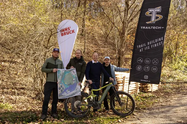 Amtsleiter Mathias Stang, Referent David Messner, Bürgermeister Johannes Anzengruber und Geschäftsführer Rene Schnöller (Trail Tech) beim Spatenstich für die Erweiterung der Bichl Trails in der Rossau. | Foto: Stadt Innsbruck