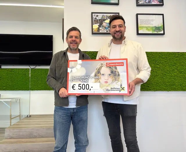 Marketing-Chef der Nachtleben-Gruppe, Andreas Leitner (l.), und Betriebsleiter Lukas Kramler bei der Spendenscheckübergabe. | Foto: MeinBezirk/Schütz