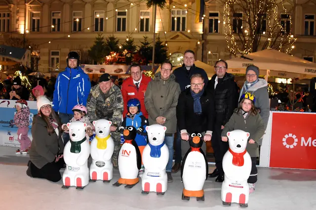 Titelfoto Mistelbach: Der Eiszauber vor dem Mistelbacher Rathaus wurde von Erich Stubenvoll, Andreas Minnich und Benedikt Miksch gemeinsam mit Ehrengästen und den schwungvollen Klängen festlich eröffnet. | Foto: Reitner