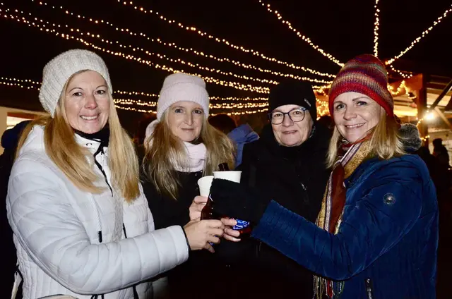 Titelfoto Neunkirchen: Manuela Feldwebel, Claudia Hajek, Ingrid Gamperl und Maria Ponweiser genossen den selbstgemachten Punsch unter dem Sternenhimmel in der stimmungsvollen Vorweihnachtszeit. | Foto: Elisabeth Peinsipp