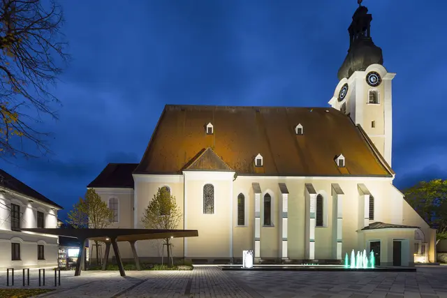 Scheibbser Leser zeigt auf, dass viele alte Bauten in unserer Region "achtlos dem Verfall preisgegeben werden". Der Kirchenplatz in Purgstall an der Erlauf wurde laut Hans Hagen Hottenroth allerdings perfekt "in Form gebracht". | Foto: Rupert Steiner