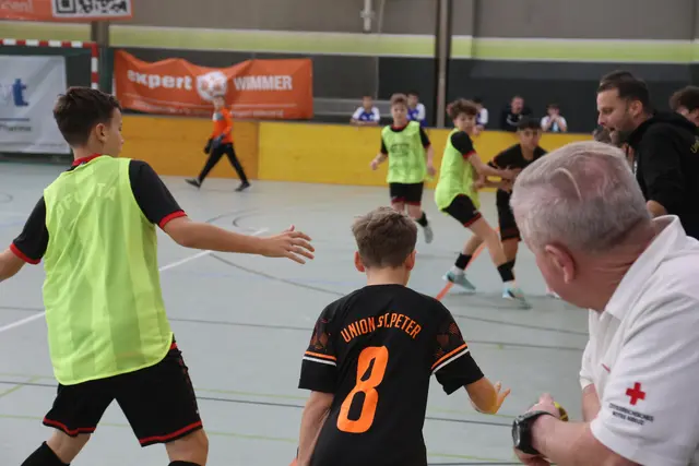 Zwei Fußballvereine organisieren in der Bezirkssporthalle in Braunau eines der größten Nachwuchsturniere in der Region. | Foto: Union St. Peter am Hart