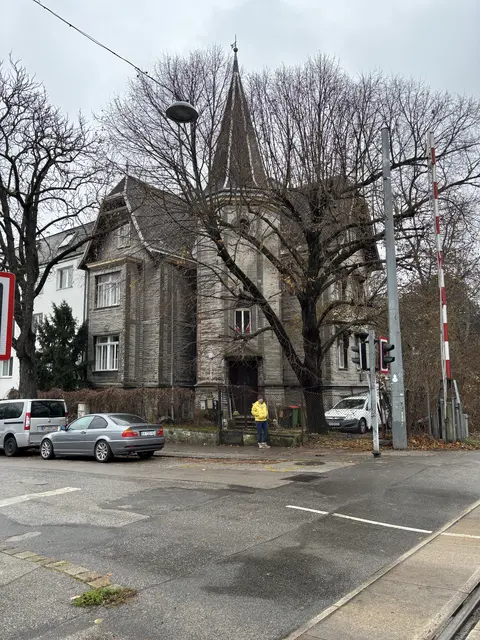 Die Villa, vor der Johanna Kniely | Foto: Mathias Kautzky/MeinBezirk