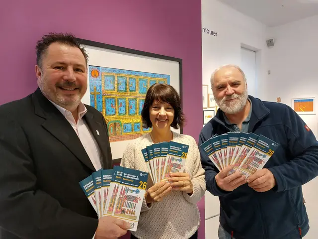 Stadtmarketing-Chef Stefan Gabritsch, Leiterin der galerie gugging Nina Katschnig und Obmann des Bezirksweinverbandes Leopold Kerbl präsentieren den neuen Heurigenkalender. | Foto: Leopold Kerbl