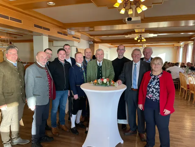 Lukas Kellner, Ehren-Bez.Kpm. Gerhard Leeb, GR Hubert Weidinger, Bez.Kpm.-Stv. Hubert Fertl, GR Christoph Spiegl, Musik-Obm. Martin Asanger, Bürgermeister Johannes Pressl, Jubilar Franz Schmatz, Pater Tarcisius (Novizenmeister Stift Heiligen Kreuz), Senioren-Bezirks-Obmann Johann Brandstetter, Franz Schörghuber, Senioren-Obfrau Anna Aigner. | Foto: Marktgemeinde Ardagger