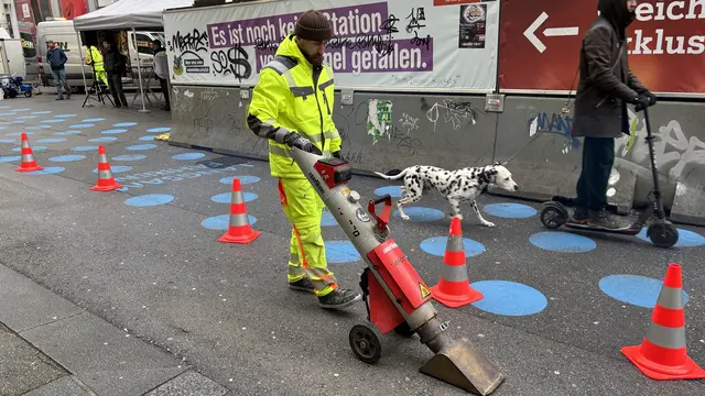 Durch die Bodenmarkierungen soll sich niemand gegenseitig im Weg sein. | Foto: Andreas Pölzl/MeinBezirk