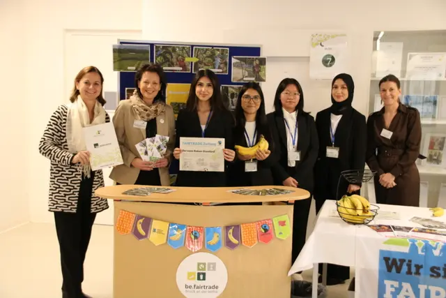 Kerstin Weiss veranstaltete gemeinsam mit einem Team beim Fairtrade-Stand eine Bananenaktion mit einem Wissensspiel. | Foto: bebruck