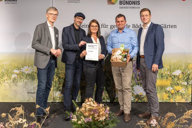 Niederneukirchen (15 Jahre Bodenbündnis): Christian Steiner (Vorstandsvorsitzender ELSA), Norbert Rainer GF KB OÖ, G. Larndorfer-Armbruster (Projektleiterin BB), BGM Christoph Gallner und LR Stefan Kaineder. | Foto: Land OÖ/Charlotte Guggenberger