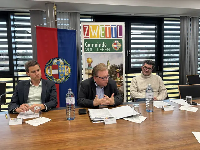 Vizebürgermeister Alexander Leutgeb, Bürgermeister Franz Mold und Investor Reinhold Frasl bei der Pressekonferenz am 26. November 2025 im Zwettler Stadtamt. | Foto: Bernhard Schabauer