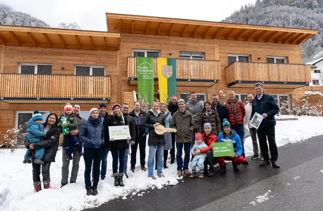 Die neuen Bewohner bei der Übergabe ihrer neuen "vier Wände". | Foto: we-Gemeinnützige Tiroler Wohnbau GmbH