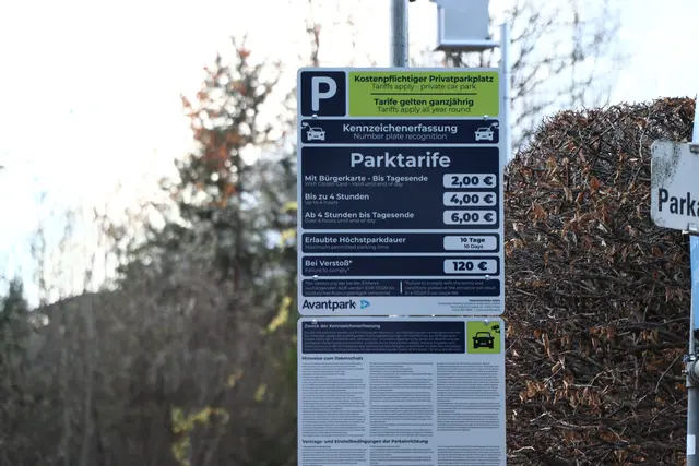 Die neuen Tarife: für 24 Stunden bezahlt man 6 Euro, für halbtags, also vier Stunden, bezahlt man 4 Euro. Ebbserinnen und Ebbser parken mit Bürgerkarte den ganzen Tag um 2 Euro. | Foto: Christiane Nimpf