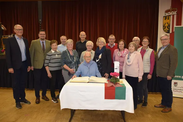 Maria Lehner und Franz Lamplmayr wurden für ihre langjährige freiwillige Tätigkeit bei „Essen auf Rädern“ ausgezeichnet. | Foto: Stadtgemeinde Grieskirchen