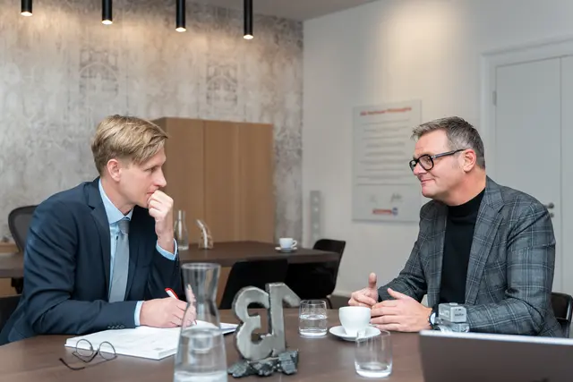Robert Hartlauer im Interview mit MeinBezirk OÖ-Chefredakteur Thomas Winkler über die Geschenketrends zu Weihnachten: "Smartwatches sind ein großes Thema, nicht als Modeartikel, sondern wegen des Megatrends Gesundheit und der Trackingfunktionen, die sie bieten." | Foto: MeinBezirk/Thomas Siegl