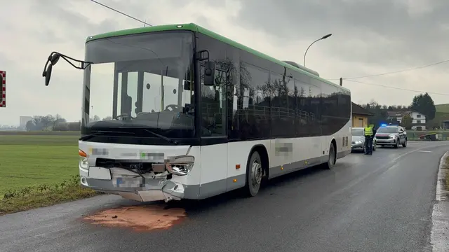 Am Nachmittag des 26. November 2025 kam es in Wolfring (Bezirk Melk) zu einem Frontalzusammenstoß zwischen einem PKW und einem Linienbus. | Foto: DOKU-NÖ