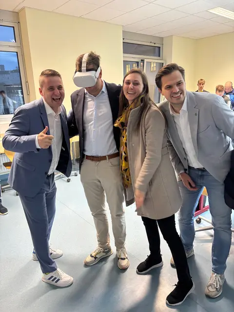 Lukas Brandweiner, Alexander Pröll mit VR-Brille, Viktoria Hutter und Sebastian Stark (v.l.) | Foto: VPNÖ