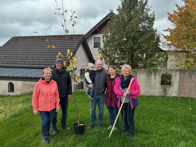 Anette Töpfl, Hadmar Senk und Aloisia Mlejnek überbrachten einen Obstbaum für Fabian Hochstöger. Im Bild mit den Eltern Ines Bauer und Manuel Hochstöger | Foto: ÖVP Vitis