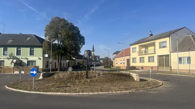 Die Sanierung und Neugestaltung der Ortsdurchfahrt Jedenspeigen / B49, inklusive des dritten Bauabschnitts und der Gestaltung des Kreisverkehrs, wurde fertiggestellt. | Foto: Jedenspeigen