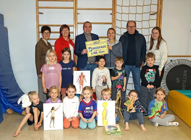 Christine Fettinger, Sonja Stallinger, Bürgermeister Norbert Weber, Dinospaß-Trainerin Victoria Kumpfmüller, Alois Pillichshammer, Leiterin Melanie Schmid (hinten, v.l.). | Foto: Marktgemeinde