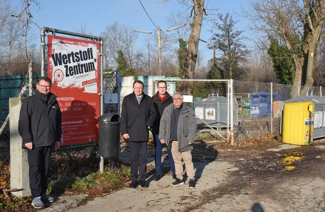 Leiter der Abfallwirtschaft Franz Gruber, Bürgermeister Matthias Stadler, Vizebürgermeister Michael Kögl und Bernhard Schafhauser-Coskun von der Abfallwirtschaft machten sich vergangene Woche bei einem Lokalaugenschein bereits ein Bild der großen Arbeitsfortschritte beim WSZ in Pottenbrunn. | Foto: Josef Vorlaufer