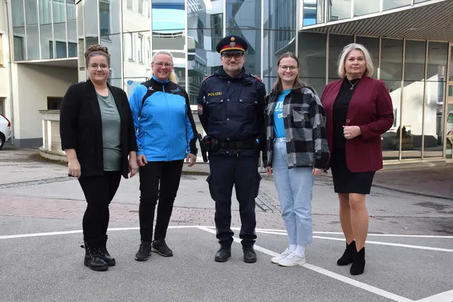 Gesundheitsgemeinderätin Silvia Übelbacher, Trainerin Claudia Kapl (Verein Cebrafit), Wolfgang Fehringer, Magdalena Weilguny (StoP-Stadt ohne Partnergewalt) und Stadträtin Doris Koch (v.l.). | Foto: Stadtgemeinde Amstetten