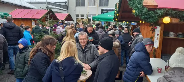 Am 6. und 7. Dezember 2025 verwandelt sich der Platz vor der Volksschule St. Florian am Inn in ein gemütliches, liebevoll dekoriertes Adventdorf. | Foto: Gemeinde St. Florian am Inn