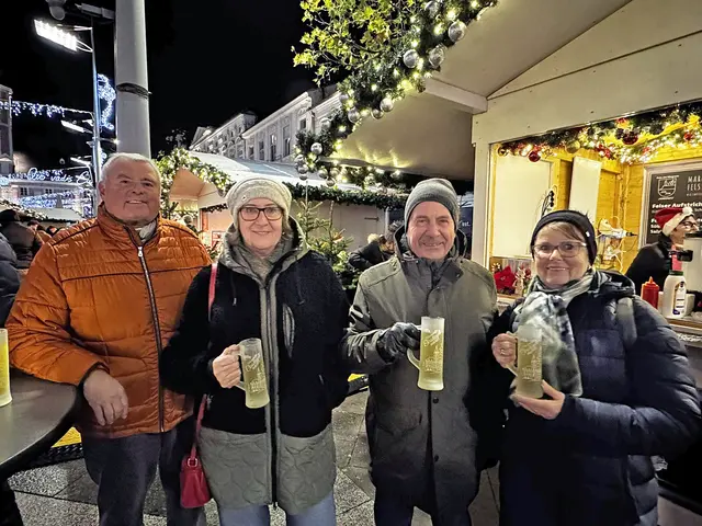 Titelfoto St. Pölten: Manfred und Renate Windl stimmen sich mit ihren Freunden Helmut und Elisabeth Arringer bei der Eröffnung des Weihnachtszaubers in St. Pölten auf die Weihnachtszeit ein. | Foto: Chiara Jappel