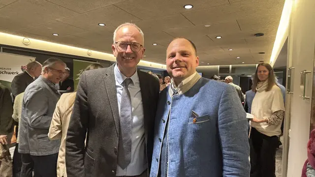 Manfred Sampl (Obmann des Vereins "LEADER Biosphäre Lungau", Obmann Regionalverband Lungau) und Mathias Gappmaier (Direktor LFS Tamsweg). | Foto: pjw