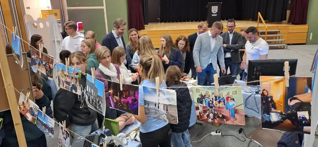 Die Jugendlichen konnten sich in einem ungezwungenen Gespräch über die Vor- und Nachteile der einzelnen Schultypen erkundigen. | Foto: Putz/Hirsch