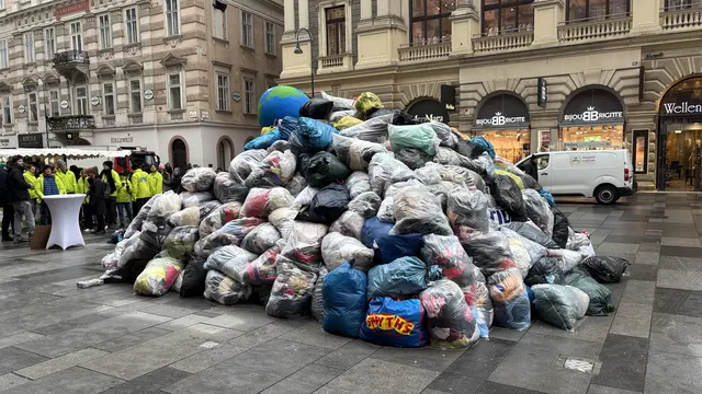 Einen Haufen voller bunter Altkleider mit einer Weltkugel auf der Spitze konnte man am Mittwoch am Wiener Graben sehen. | Foto: Andreas Pölzl/MeinBezirk