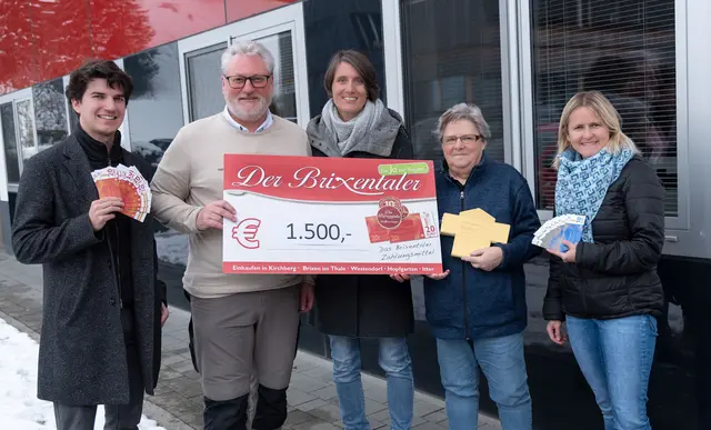 Bernhard Huber, Helmuth Hehenberger, Sabrina Schweiger und Katrin Pletzer überreichen Barbara Hofer (2. v.r.) die Spende in Westendorf. | Foto: Aspektwerbung