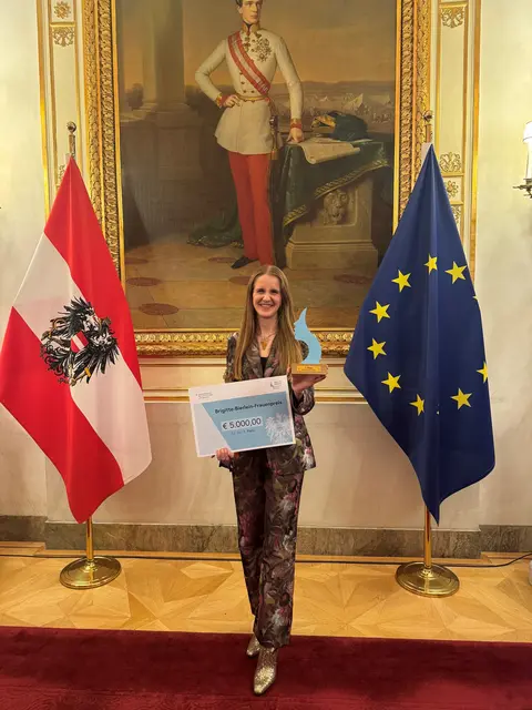 Der 1. Platz des Brigitte-Bierlein-Frauenpreis 2025 ging an Katharina Baumgartner, Winzerin &amp; Geschäftsführerin der Domäne Baumgartner (Niederösterreich). Als erste Frau in zwölf Generationen leitet sie das größte Weingut Österreichs und verbindet Tradition und Innovation auf beeindruckende Weise.  | Foto: BKA/Florian Schroetter