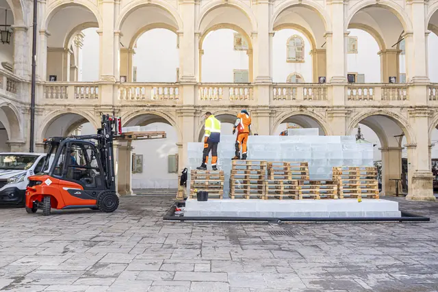 Noch ist hier Baustelle, am Samstag gegen 17 Uhr wird die Krippe erstmals illuminiert.  | Foto: Foto Fischer