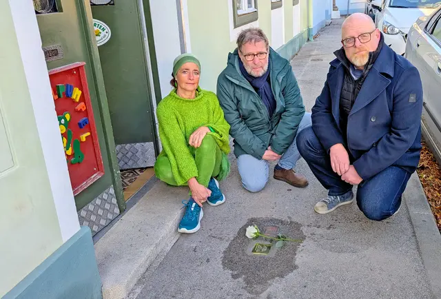 Ein Ort des Gedenkens an die ermordeten Gisela und ihren Sohn Hermann Dasche in der Eisentorgasse 8. Von links: Susanna Meidenbauer, Gerhard Wannenmacher und Stephan Schimanowa vor dem soeben verlegten Stolperstein. | Foto: Stadtgemeinde Mödling / cb