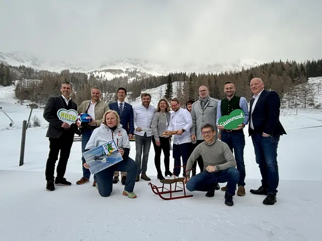 Winterpresskonferenz auf der Brunnalm: Vertreterinnen und Vertreter vom Tourismusverband Hochsteiermark, der Gemeinde, der Brunnalm und der Schwabenbergarena und der Bergrettung. | Foto: MeinBezirk/Angelina Koidl