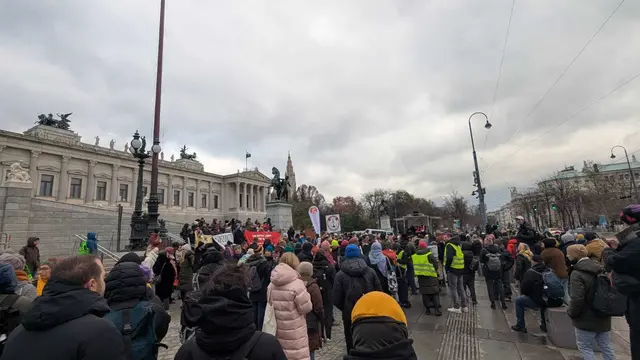 Bereits vor der Taxifahrer-Demo versammelten sich Angehörige der Sozial-, Bildungs- und Gesundheitsberufe vor dem Parlament. | Foto: Lukas Ipirotis/MeinBezirk