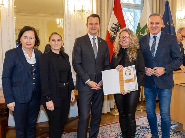 
Direktorin Nicole Koch Reißer in der Grazer Burg bei der feierlichen Überreichung des Schulsportgütesiegels in Gold durch LH Mario Kunasek und Bildungsdirektorin Elisabeth  Meixner | Foto: VS Frauental 