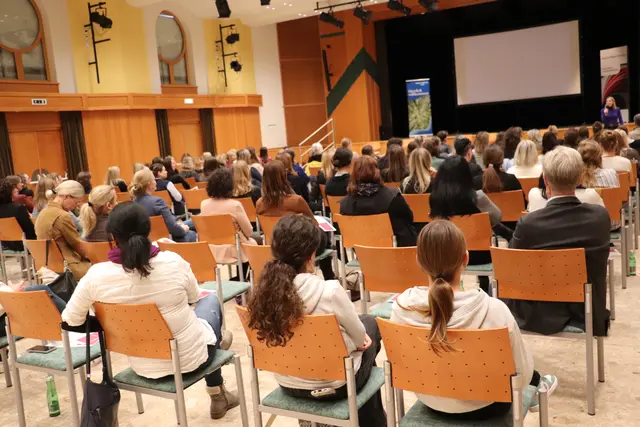 Nach einem Werksrundgang bei Sappi fanden Vortrag, Podiumsdiskussion und Erfahrungsaustausch im Kulturhaus Gratkorn statt.  | Foto: Edith Ertl