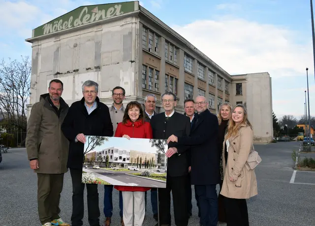 Marcus Schelivsky, Martin Schuster, Manuel Resetarics, Silvia Drechsler, Herbert Tiefengraber, Ferdinand Rubel, Robert Baumgartner, Rainer Praschak, Ines Baumgartner und Anna Zielonka-Logar (von links) vor dem Leiner-Gebäude in der Gabrieler Straße 13. | Foto: Bernhard Garaus