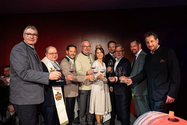 Titelfoto Bruck an der Leitha: In der Hainburger Kulturfabrik wurde in Anwesenheit von Weinkönigin Laura I. und zahlreichen Festgästen ein Zweigelt aus Carnuntum feierlich getauft. | Foto: Die Rubin Carnuntum Weingüter