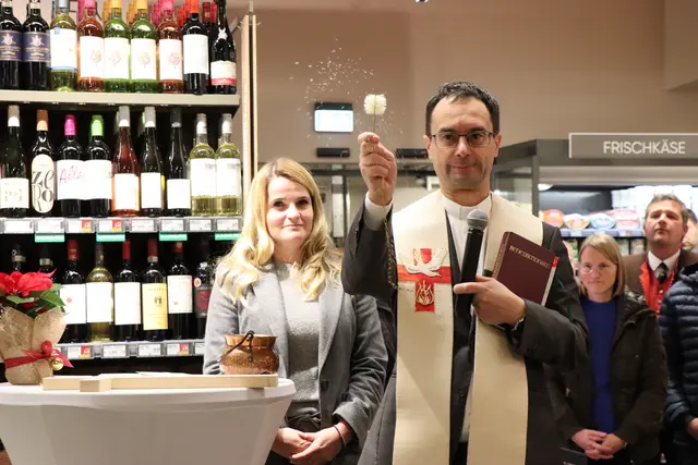 Pfarrer Paul Rauchenschwandtner übernahm die Segnung des neuen Supermarktes. | Foto: Christiane Nimpf