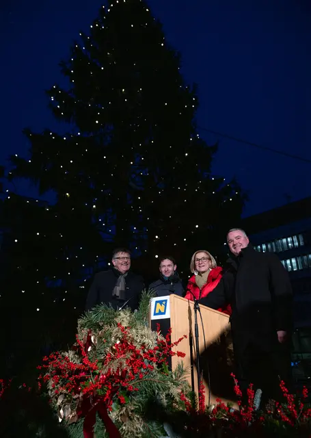 Bei der traditionellen Illuminierung des Landhaus-Christbaums im Regierungsviertel St. Pölten (v.l.n.r.): NÖ Landarbeiterkammer-Präsident Andreas Freistetter, Superintendent Michael Simmer, Landeshauptfrau Johanna Mikl-Leitner und der Abt des Stift Göttweig Patrick Schöder. | Foto: NLK Filzwieser