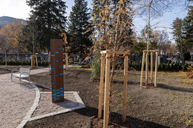 Die Urnen werden in den vier entstandenen Feldern beigesetzt, die Namen der verstorbenen Menschen finden sich auf den Stelen aus Metall wieder. | Foto: ©IKM/F.Bär