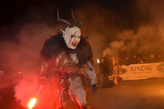 Titelfoto Lilienfeld: Gruselgestalten und teuflische Begegnungen erwarteten die Besucher am Wochenende am traditionellen Perchtenlauf. Mehr als 25 Gruppen begeisterten die Menge. | Foto: Alexander Fritsch