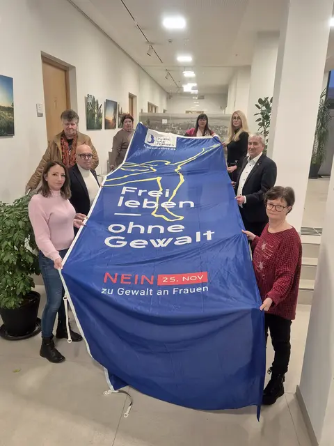 Bürgermeister Georg Rosner (2.v.l.) und Vizebürgermeister Michael Leitgeb (2.v.r.) unterstützen die Aktion der SPÖ Frauen Oberwart. | Foto: SPÖ-Frauen Oberwart