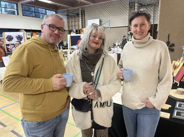 Titelfoto Purkersdorf: Die Kunstweihnacht in der Gablitzer Festhalle brachte auch Robert Schneider, Gudrun Troy und Karina Müller dazu, sich selbstgemachte Kleinigkeiten zu sichern.  | Foto: Franziska Führer