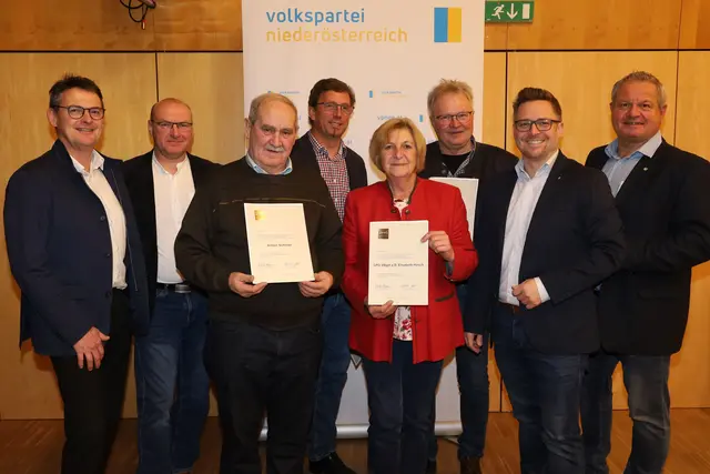 Gratulation an die vier „Goldenen“: GPO a.D. Elisabeth Hirsch (M.), umringt von Anton Schiner, Christoph Steindl und Reinhard Nirnberger. | Foto: VP Weitersfeld