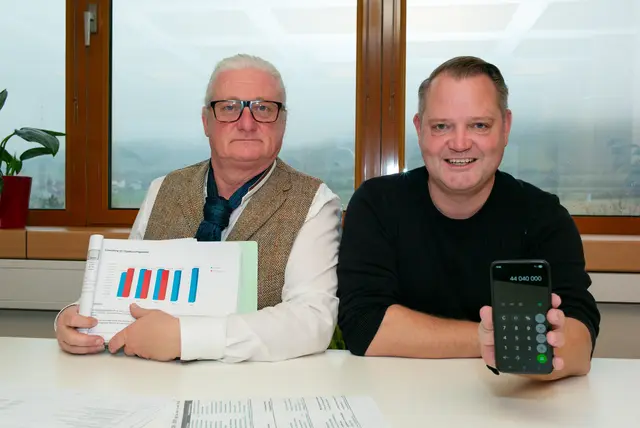 Vizebürgermeister Peter Spicker (SPÖ) und Stadtchef Christian Samwald (SPÖ) präsentieren den Voranschlag 2026. | Foto: Santrucek