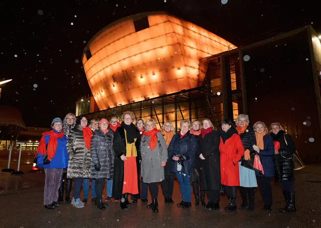 (v.l.n.r.): Frauen-Landesrätin Christiane Teschl-Hofmeister (7.v.l.) mit Bettina Masuch (5.v.r.), künstlerische Leiterin des Festspielhauses und Vertreterinnen des Soroptimist International Club Allegria St. Pölten vor dem Festspielhaus in St. Pölten. | Foto: NLK Pfeiffer