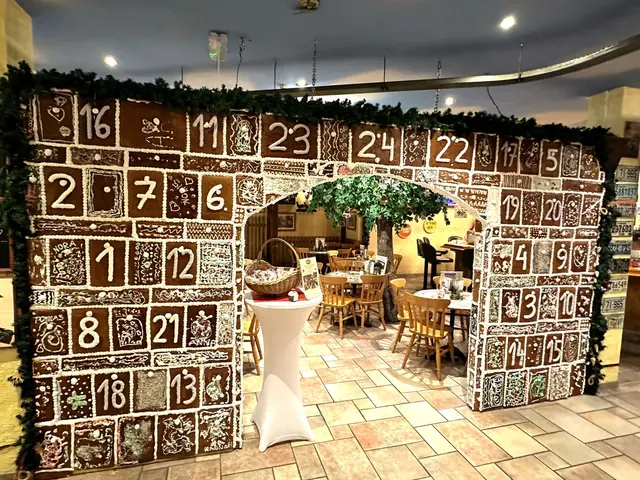 So riesig wird der Adventskalender in der Raststation jedes Jahr. | Foto: Raststation Oldtimer